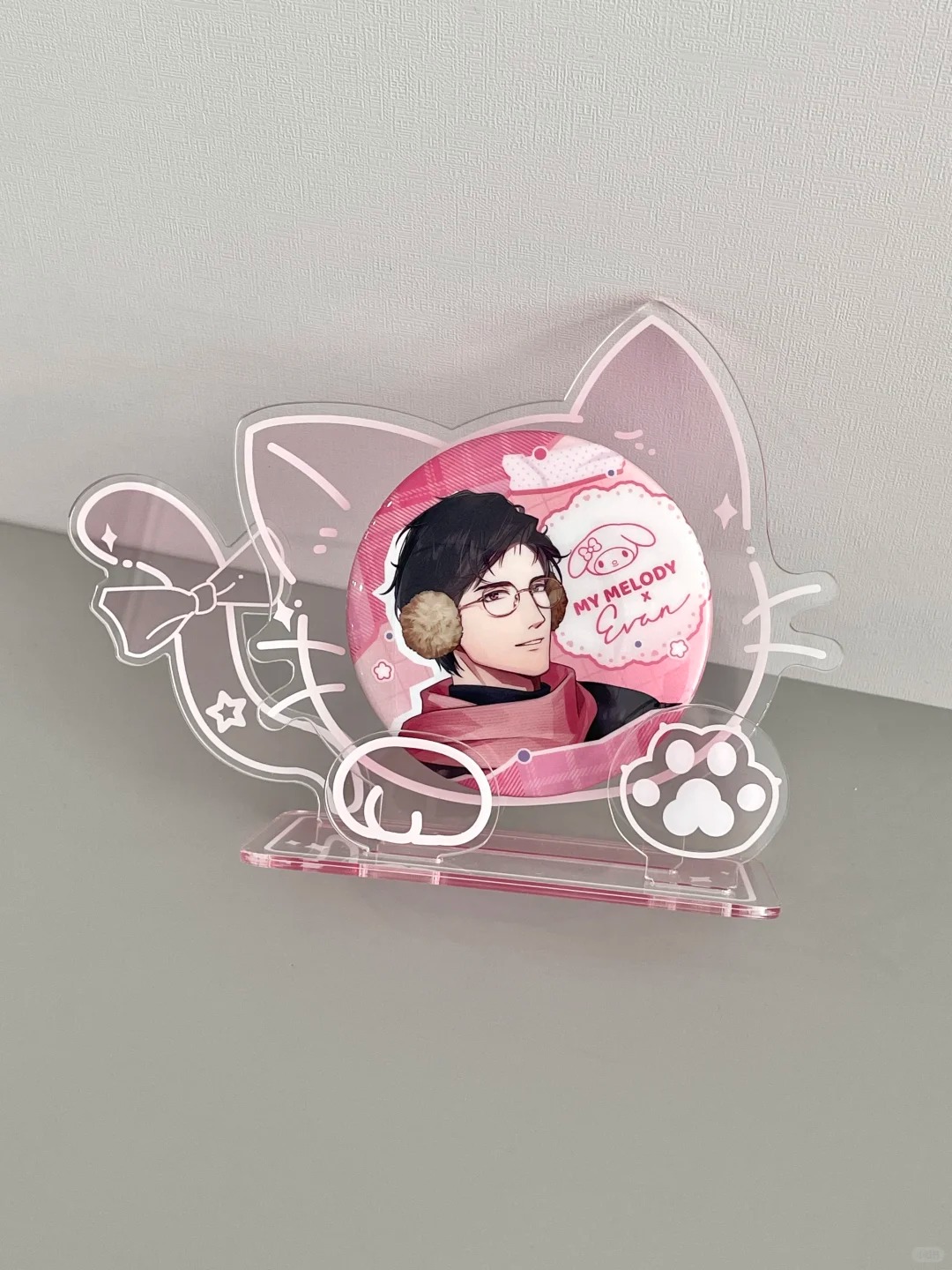 Adorable cat-shaped badge, perfectly fits the button pin.