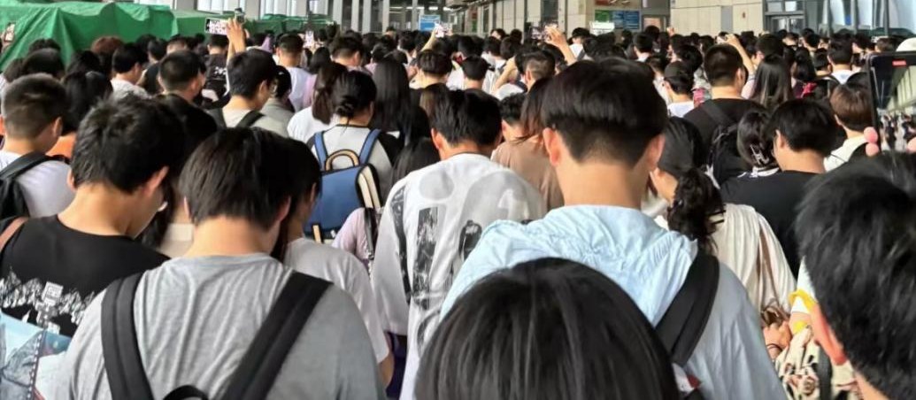 展会排队人流实拍