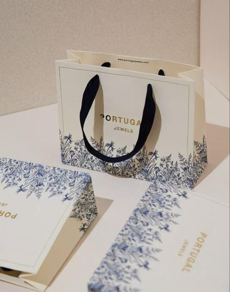 Portugal Jewels 珠宝品牌纸袋、礼盒与卡片，蓝白植物纹样，金色烫印